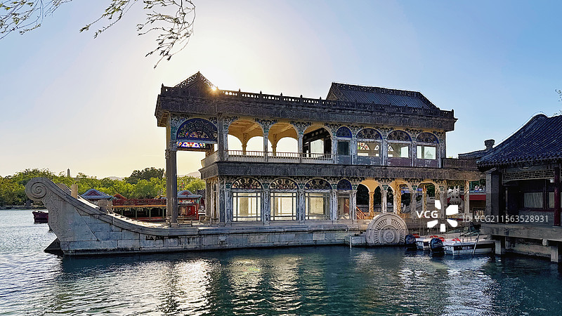 夕阳下的石坊图片素材