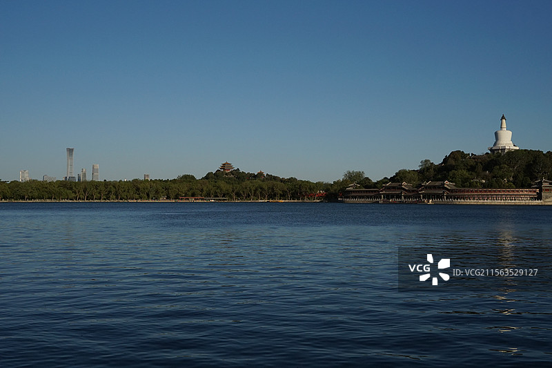 蓝天下北海公园古今同框（CBD 万春亭 白塔）图片素材