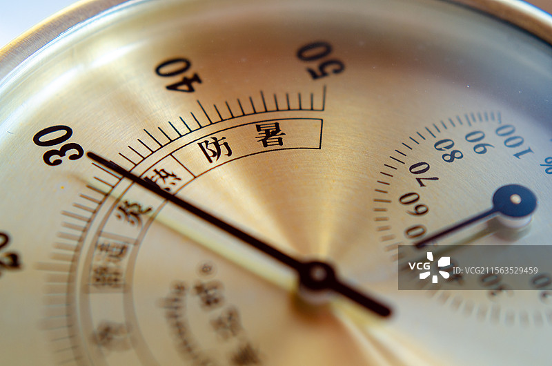 夏日炎热下的温度计表盘图片素材