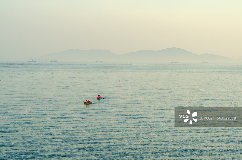 平静的海面上两艘小船图片素材