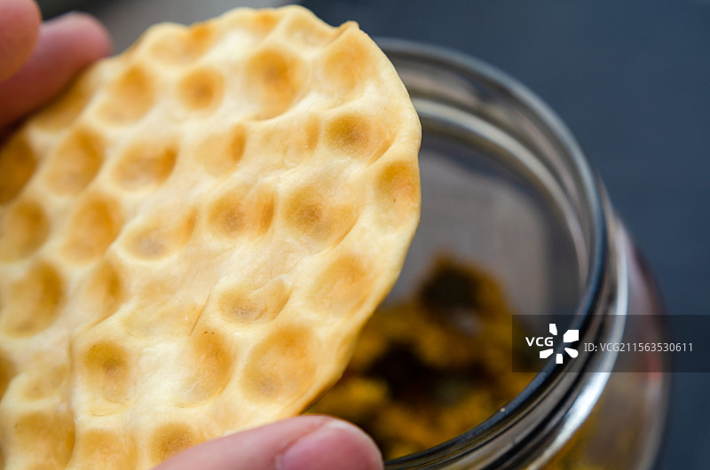 打开石子馍的盖子图片素材