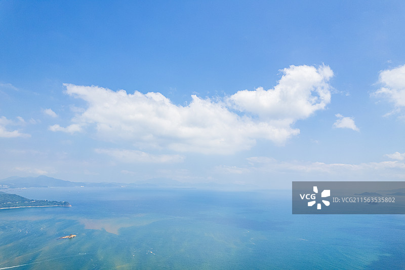 蓝天白云下大海图片素材