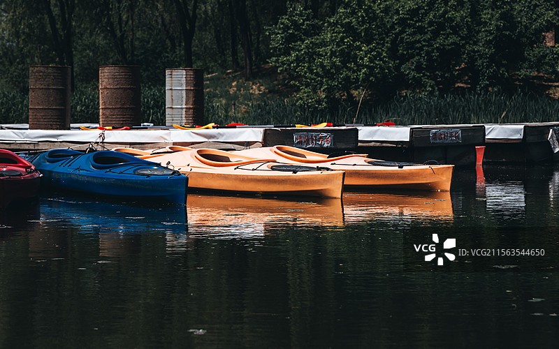 停泊在湖中的船图片素材