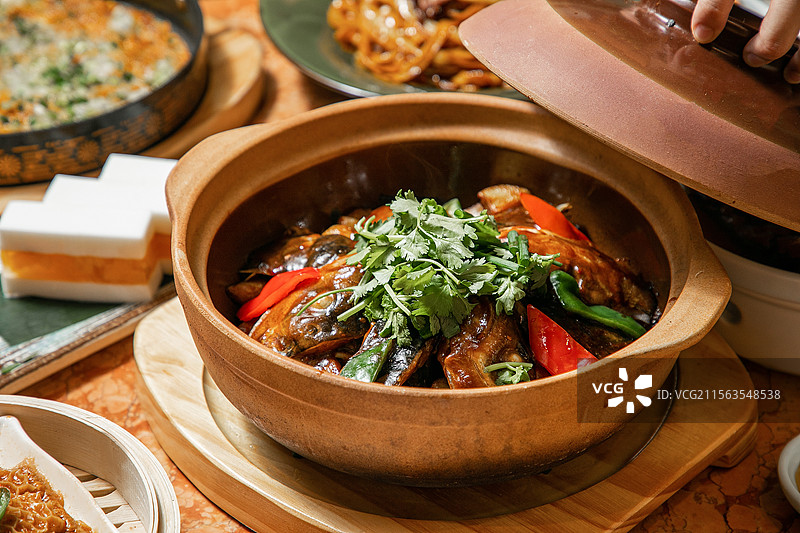 啫啫煲啫啫牛蛙煲啫牛蛙洋葱牛蛙蒜香牛蛙蛙肉粤菜顺德菜图片素材