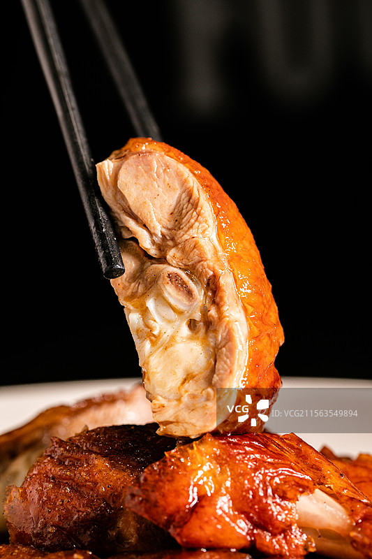 广式烧腊粤菜聚餐大餐年夜饭烧鸭明炉烧鸭香港特产香港美食粤菜广东菜图片素材