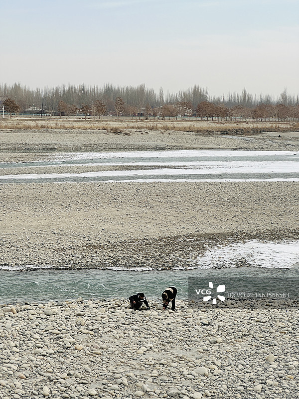 玉龙喀什河捡玉的人图片素材
