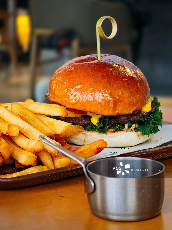 美式和牛汉堡配薯条图片素材