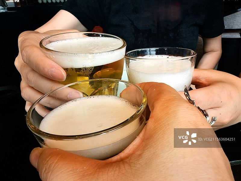 3个玻璃杯冰啤酒欢乐干杯时刻图片素材