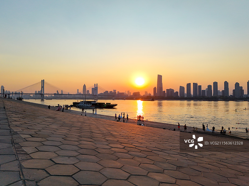 夕阳下的武汉青山江滩图片素材