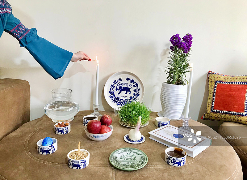 伊朗雅苏杰，女人在家中手持点亮的蜡烛。图片素材