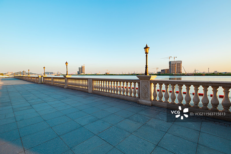 江边的观景平台图片素材