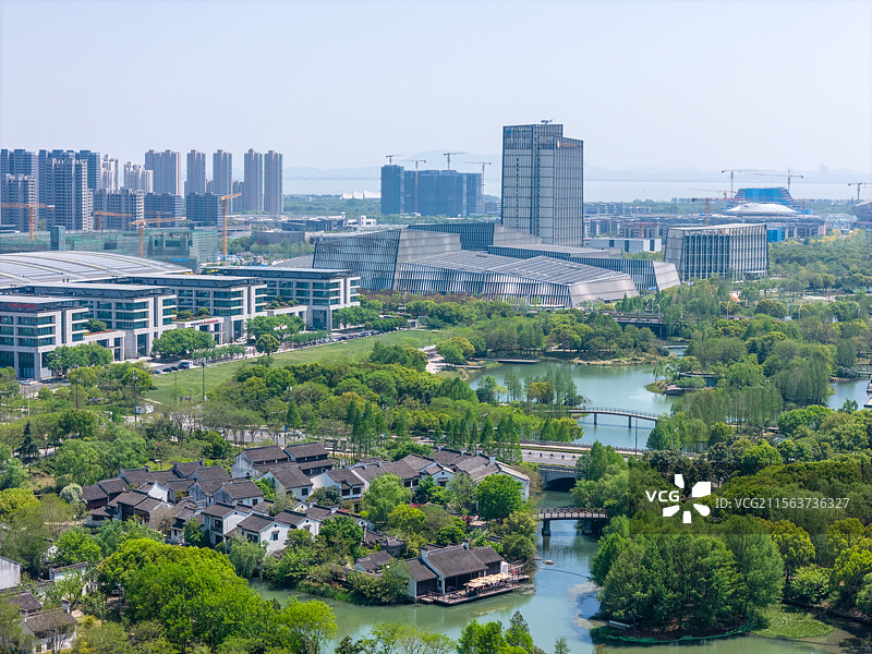 航拍江南江苏无锡湿地公园与城市美景，尚贤河湿地秋冬景色，滨湖区，市政府，经开区图片素材