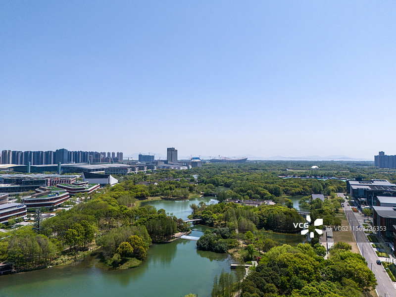 航拍江南江苏无锡湿地公园与城市美景，尚贤河湿地秋冬景色，滨湖区，市政府，经开区图片素材