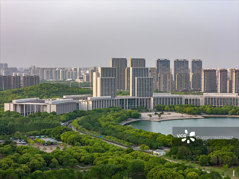 航拍江南江苏无锡湿地公园与城市美景，尚贤河湿地秋冬景色，滨湖区，市政府，经开区图片素材