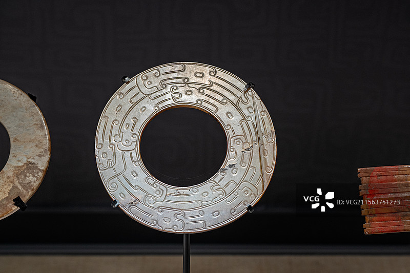 西周 人龙合纹玉璧 三门峡市虢国墓地出土 三门峡市虢国博物馆图片素材