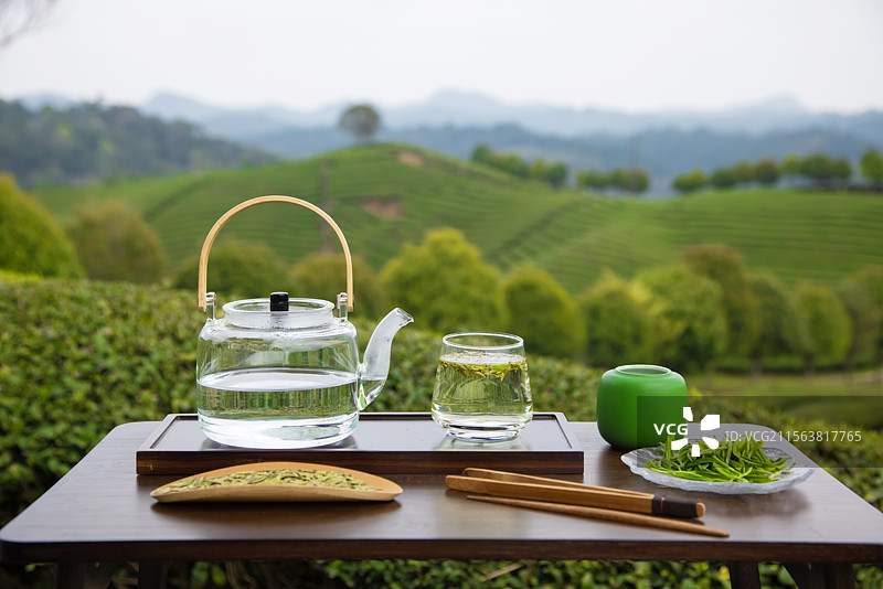 高山茶园里桌上摆放的茶具与绿茶图片素材