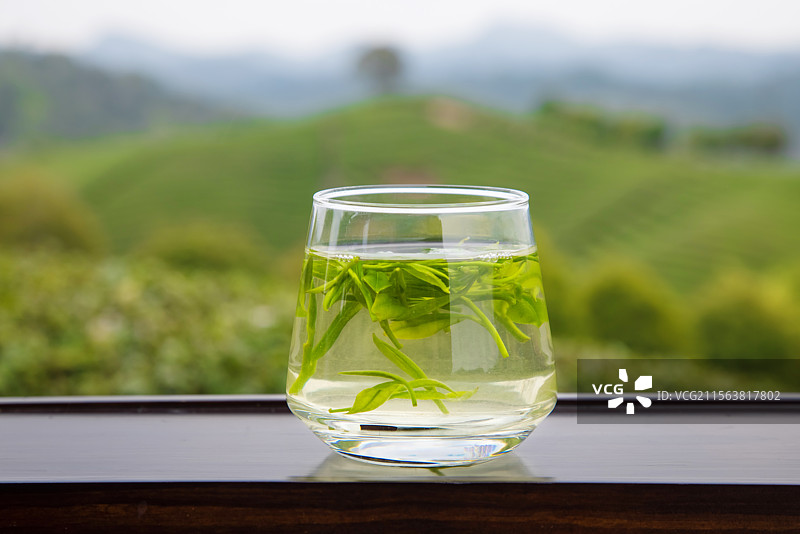 一杯清新的绿茶特写,高山茶园,中国文化图片素材