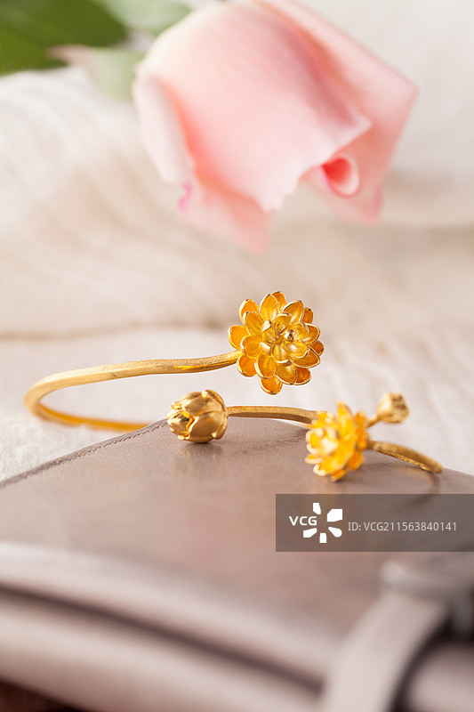 黄金莲花手镯图片素材