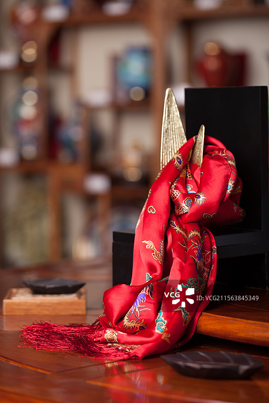 红绸与金色饰物图片素材