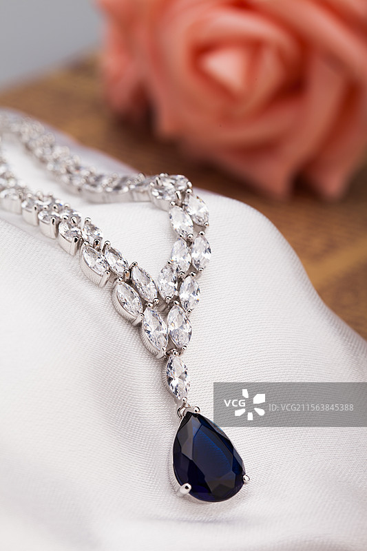 宝石吊坠项链图片素材