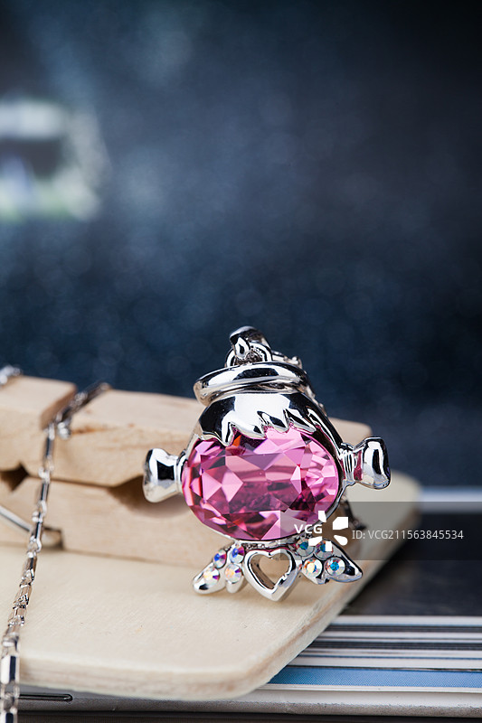 宝石吊坠项链图片素材