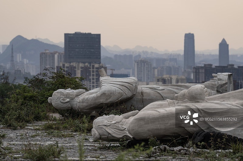 卧像窥城：贵州省植物园内的神秘雕像与城市天际线的对话图片素材