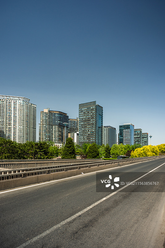 北京三环路三元桥机场高速凤凰城中冶大厦图片素材