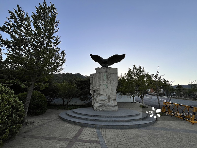 夕阳余晖下的鹫峰雕塑建筑图片素材