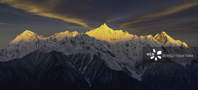 梅里日照金山图片素材