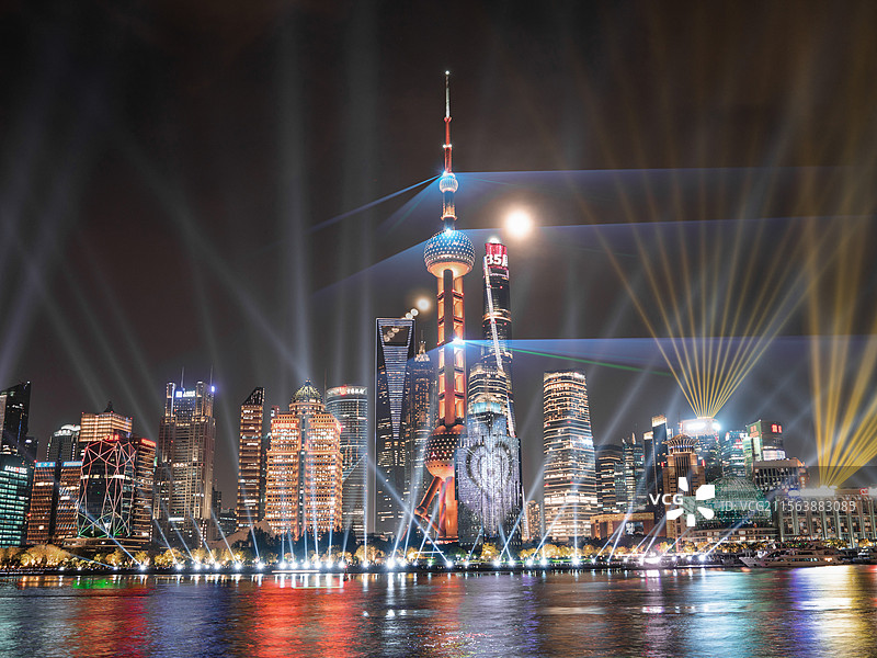 庆祝浦东开发开放35周年光影秀+悬月图片素材