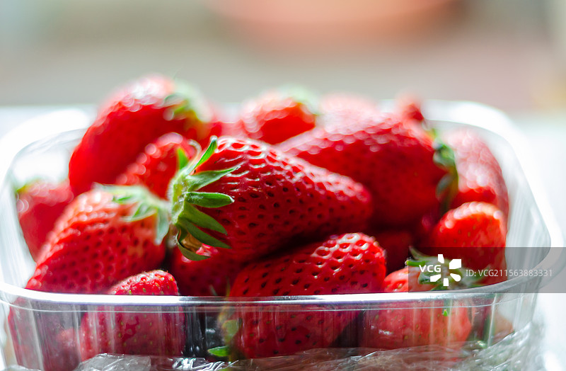 塑料盒子里草莓的特写照片图片素材