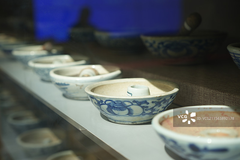 摆放整齐的中医研磨工具图片素材