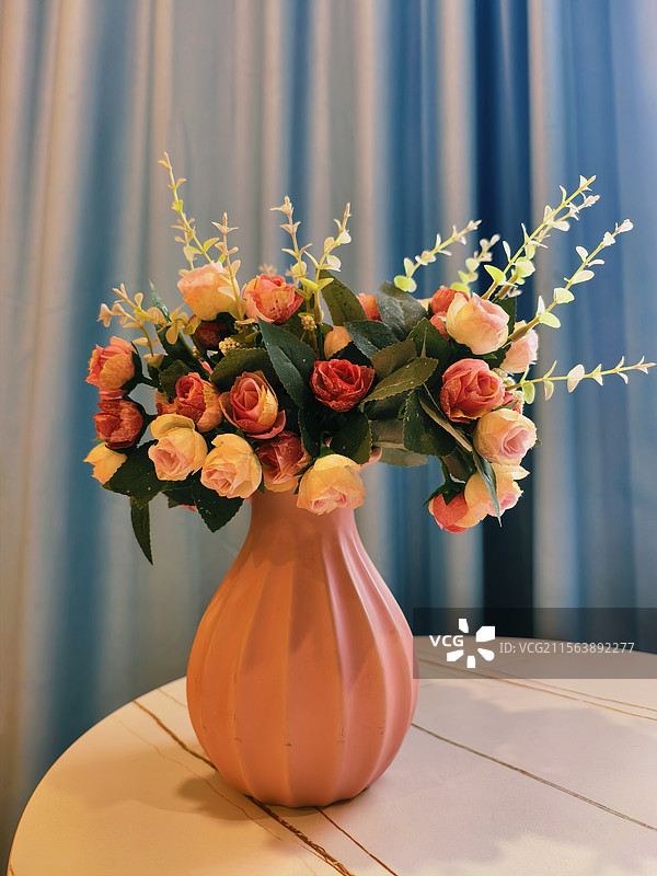 粉瓶盛簇花，暖调绽芳华。于蓝帘前静立，似将一室温柔倾洒，每朵都藏着时光的优雅。图片素材