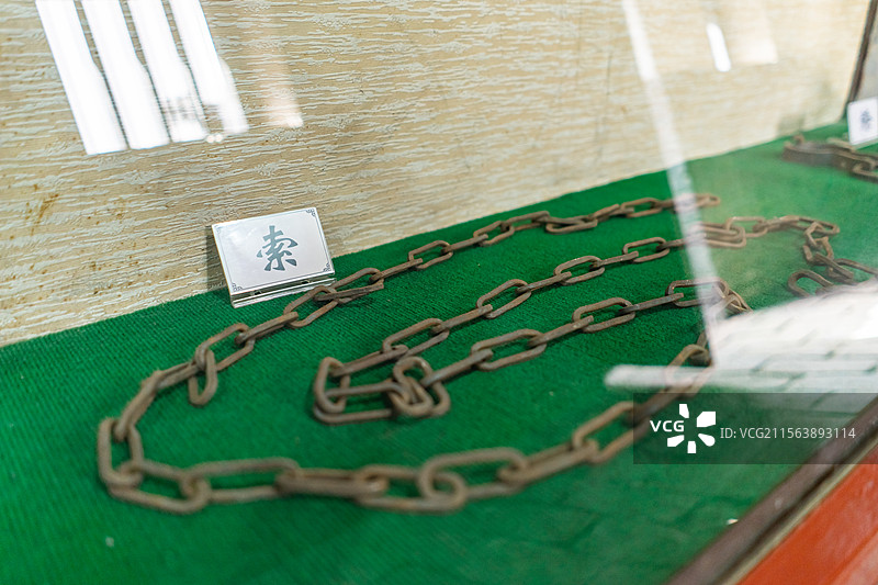 中国山西临汾洪洞县旅游景区苏三明代监狱，古代刑罚打犯人的“索”金属制品刑具，户外无人白昼图像摄影图片素材