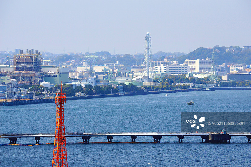 日本神奈川县横滨市，从三溪园眺望横滨港的工业区图片素材