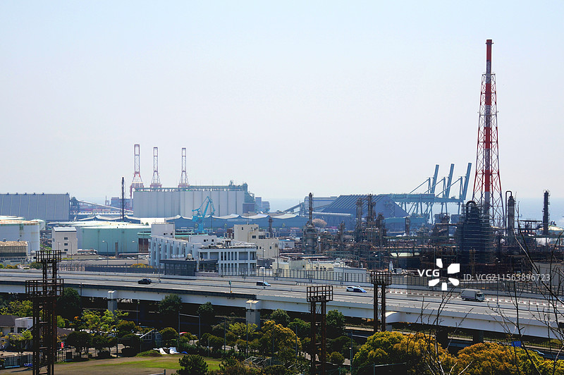 日本神奈川县横滨市，从三溪园眺望横滨港的工业区图片素材