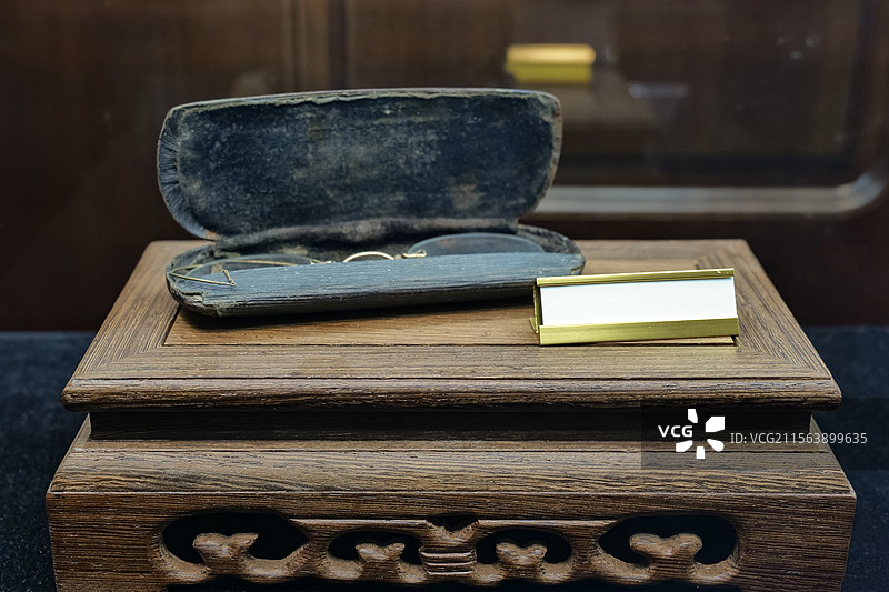 1850年双片无腿眼镜 山东眼科博物馆藏图片素材