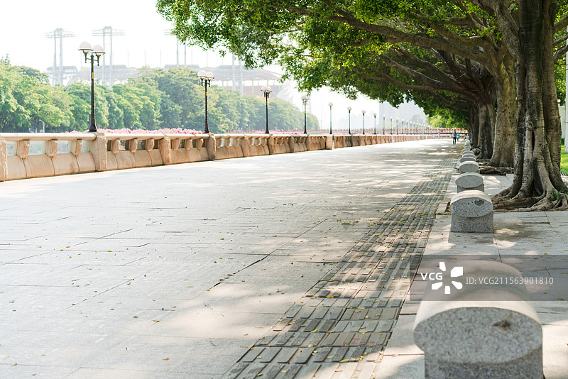 广州珠江新城临江带状公园的石凳图片素材