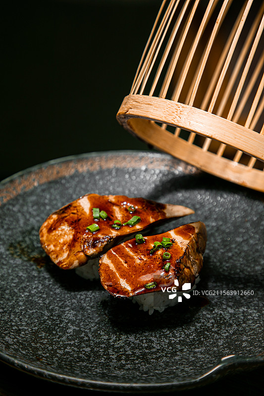 鹅肝寿司现煎鹅肝绵密鹅肝寿司米饭大米日料日本料理葱香鹅肝图片素材