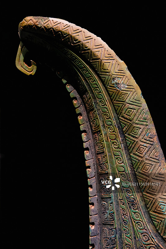 商代 兽面纹扁体筒形青铜觥 汨罗市考古研究和文物保护中心图片素材