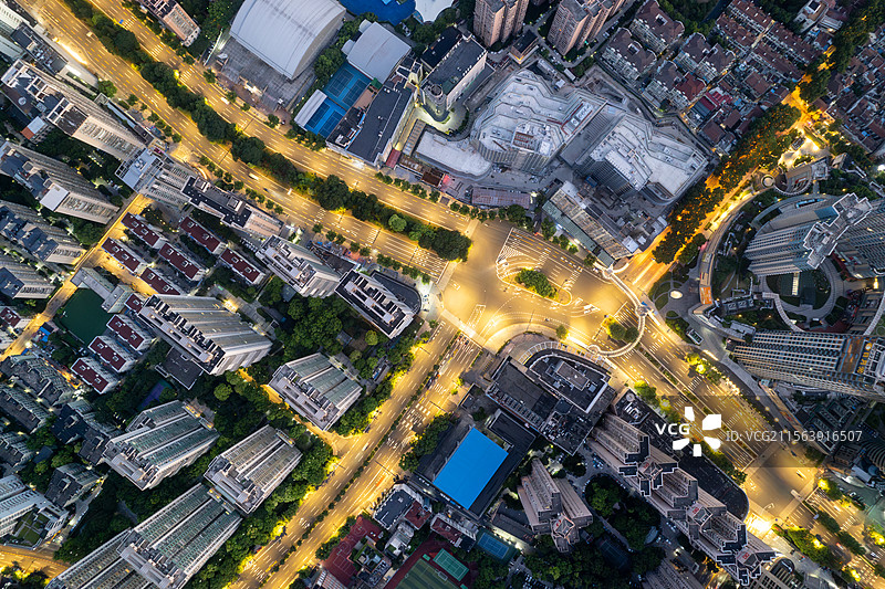 上海航拍俯瞰十字路口夜景图片素材