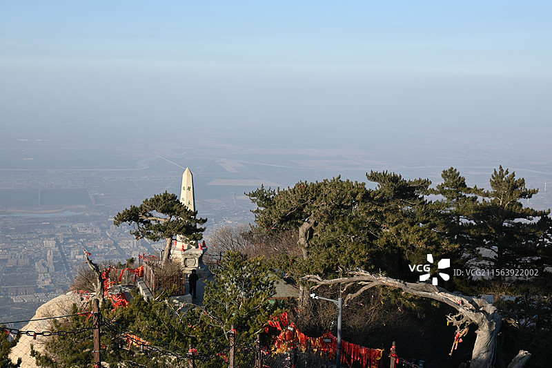 站在华山西峰莲花峰上眺望华阴市区及杨公塔图片素材