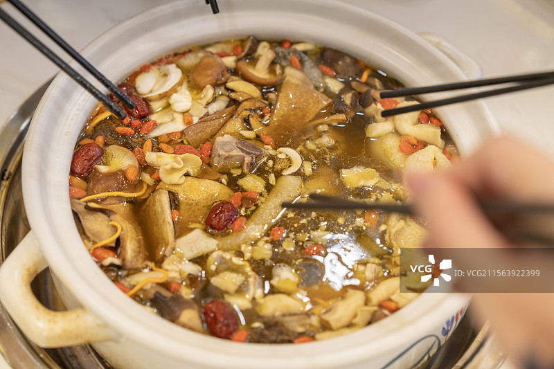 热气腾腾的野生菌火锅图片素材