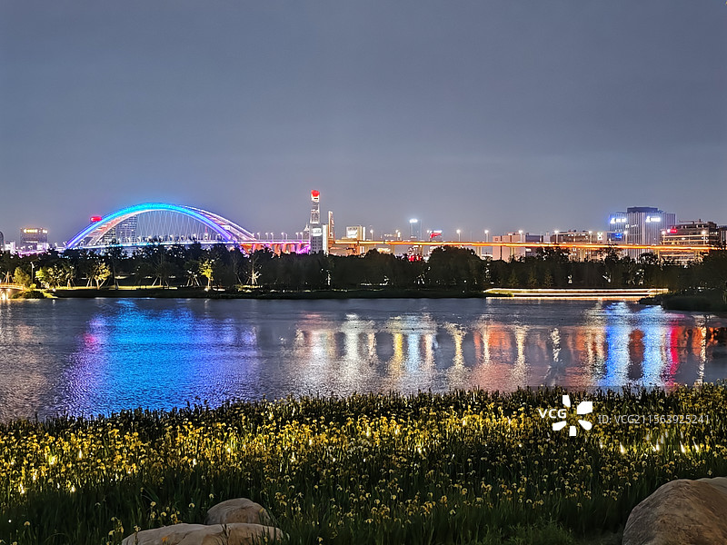 上海夜未央：卢浦大桥多彩灯光秀与上海世博文化公园湖畔花海图片素材