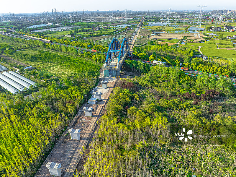 沪通铁路二期跨S2沪芦高速公路特大桥 上海临港高铁桥梁跨越公路 中铁四局 沪苏通铁路太仓至四团段图片素材