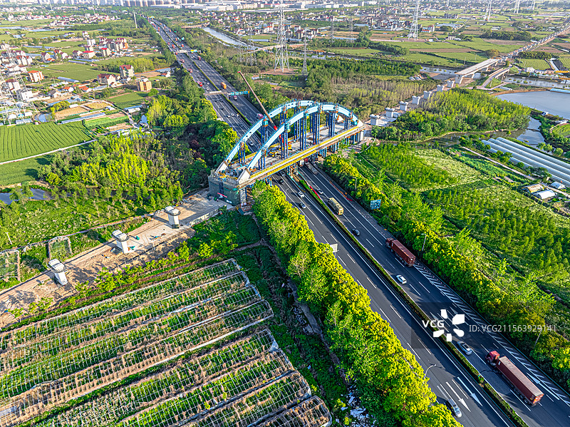 沪通铁路二期跨S2沪芦高速公路特大桥 上海临港高铁桥梁跨越公路 中铁四局 沪苏通铁路太仓至四团段图片素材