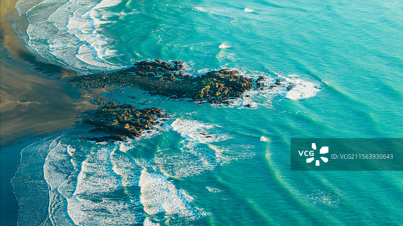 航拍视角下的冰岛海岸线自然景观背景图片素材