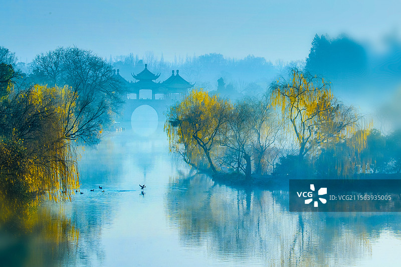 值此青绿 烟雨江南，拍摄于江苏扬州瘦西湖图片素材