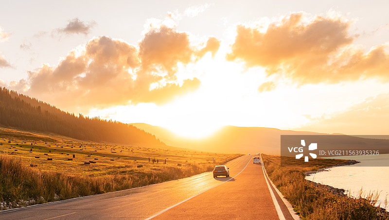 夕阳日落大道落日余晖公路美景图片素材