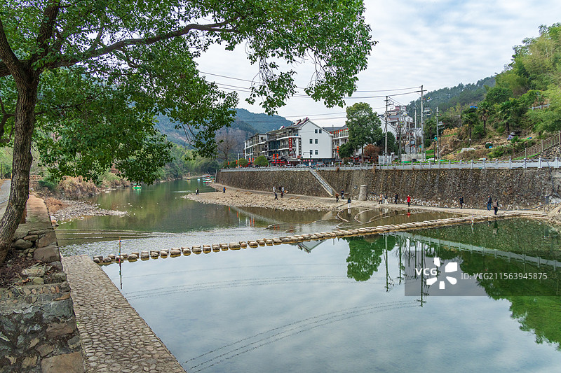 杭州桐庐富春江畔芦茨湾风情小镇，芦茨村，青山绿水乡村慢生活风光图片素材